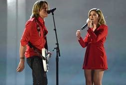 Keith Urban and Shure Artist Julia Michaels perform Urban’s single “Coming Home” on Axient Digital wireless (with SM58 and Beta 58 capsules respectively) at the Academy of Country Music Awards. (Photo by John Shearer/ACMA2018/Getty Images for ACM)