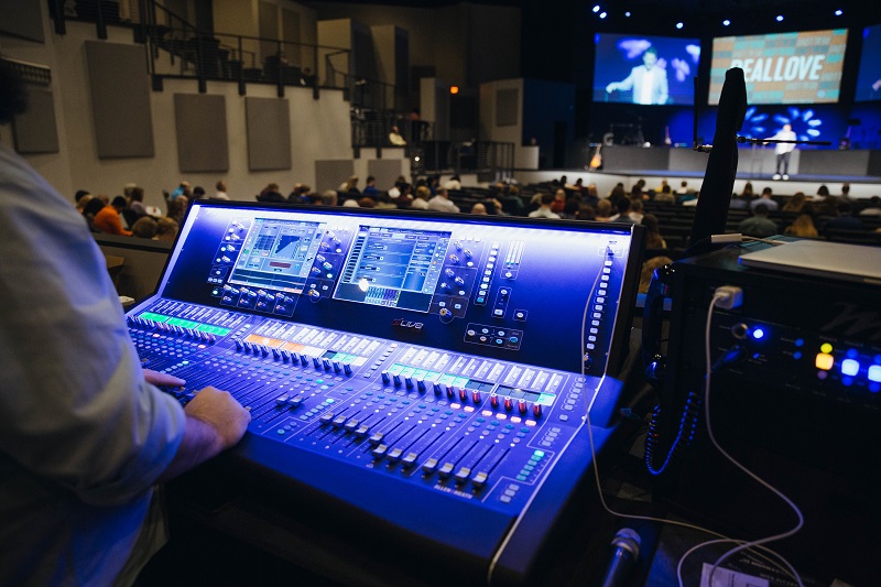 Tim Vencil Mixes FOH on Castle Hills' dLive S7000 Surface