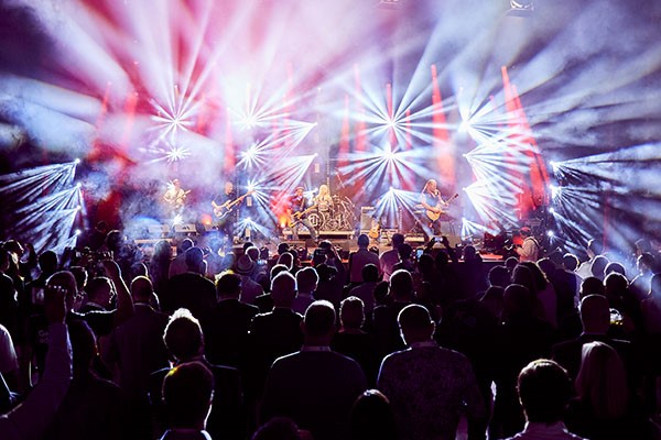 Using the theme Come Together, the benchmark was set from the onset by a fantastical sound-and-light show with pyrotechnics. Special guests and famous music acts provided a world-class level. Speeches by company founder David Kirby and managing directors Alexander Pietschmann and Markus Jahnel rounded out the extravagant house-warming party.