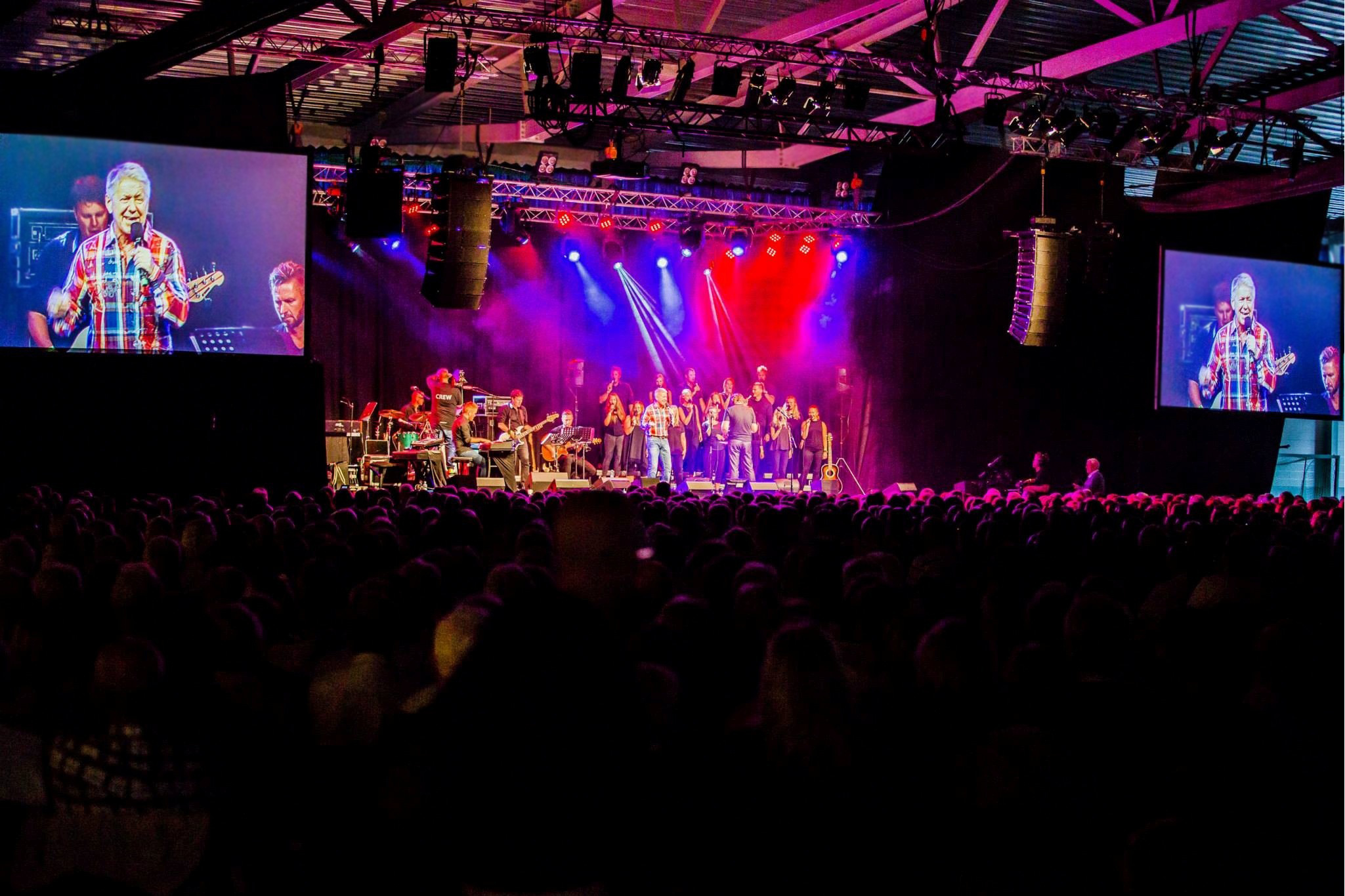 Main stage of Skjærgårdsgospel with LR16 as main hangs and out-fill systems.