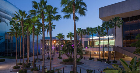 The facilities within the convention center complex are clustered together, making for quick access between the various venues