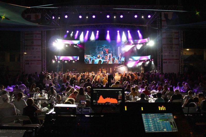 The system was anchored by 2 clusters of 8x al-8 line array elements, 4x al-4a per side as side fills, 8x hs-28 ground-stacked dual-18 ACM subwoofers, and 12x hm-112s as stage monitors – all driven by 4x v-6, and 6x v-4 VUEDrive system engines