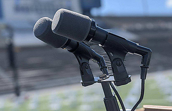 The tried-and-true “presidential” combo of two Shure SM57s on the podium. 