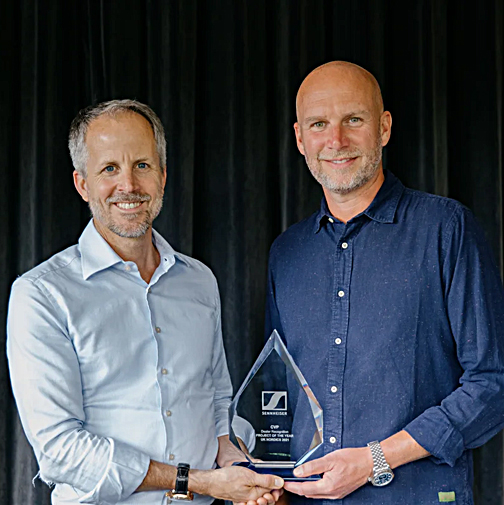 Dr. Andreas Sennheiser (l.) hands over the sub-regional award for the UK-Nordics in the category “Project of the Year” to Jon Fry, CEO of CVP, for the group’s involvement with “180 The Strand.” CVP is outfitting various spaces in this cultural and creative center with Sennheiser Digital 6000 wireless microphones and Neumann monitors