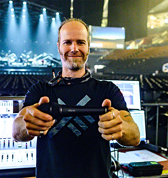 FOH engineer Xandy Whitesel with the d:facto 4018VL Vocal Mic
