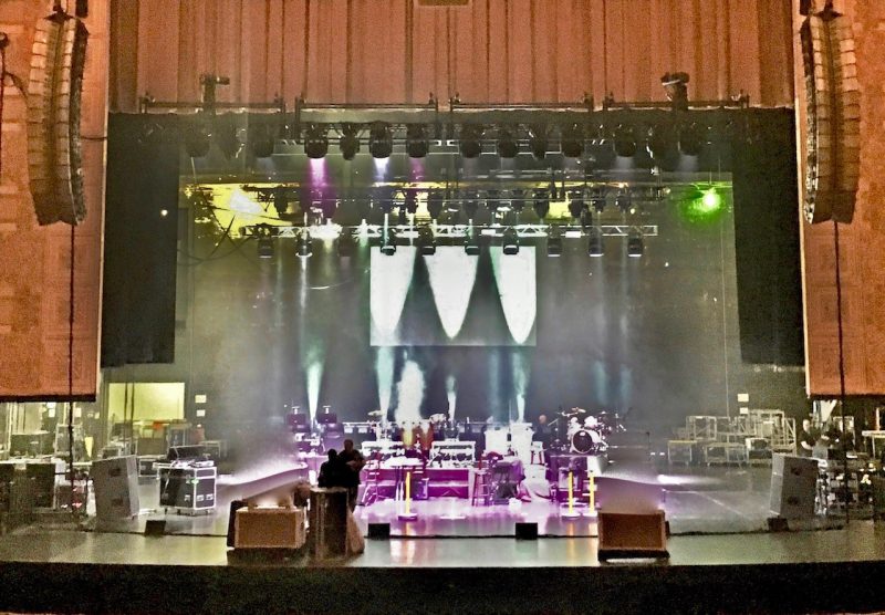 Known for deploying NEXO and Yamaha gear for Gand gigs, the crew set up this particular theatre with NEXO GEO T line arrays and RS18 Ray Subs powered through Yamaha T5n amplifiers.