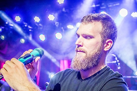 Zach Fichter onstage with his turquoise Custom Shop TELEFUNKEN M80